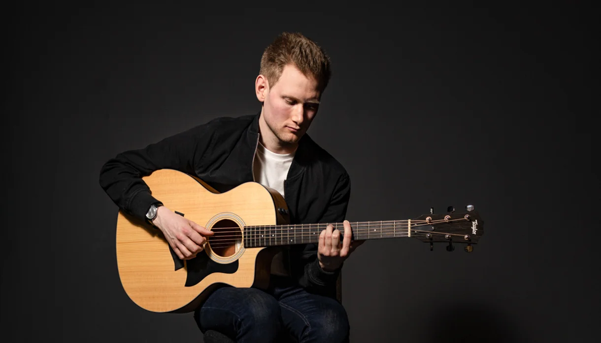 Hire: The UK's Best Soloists & Duos - Jamie, singer and acoustic guitarist
